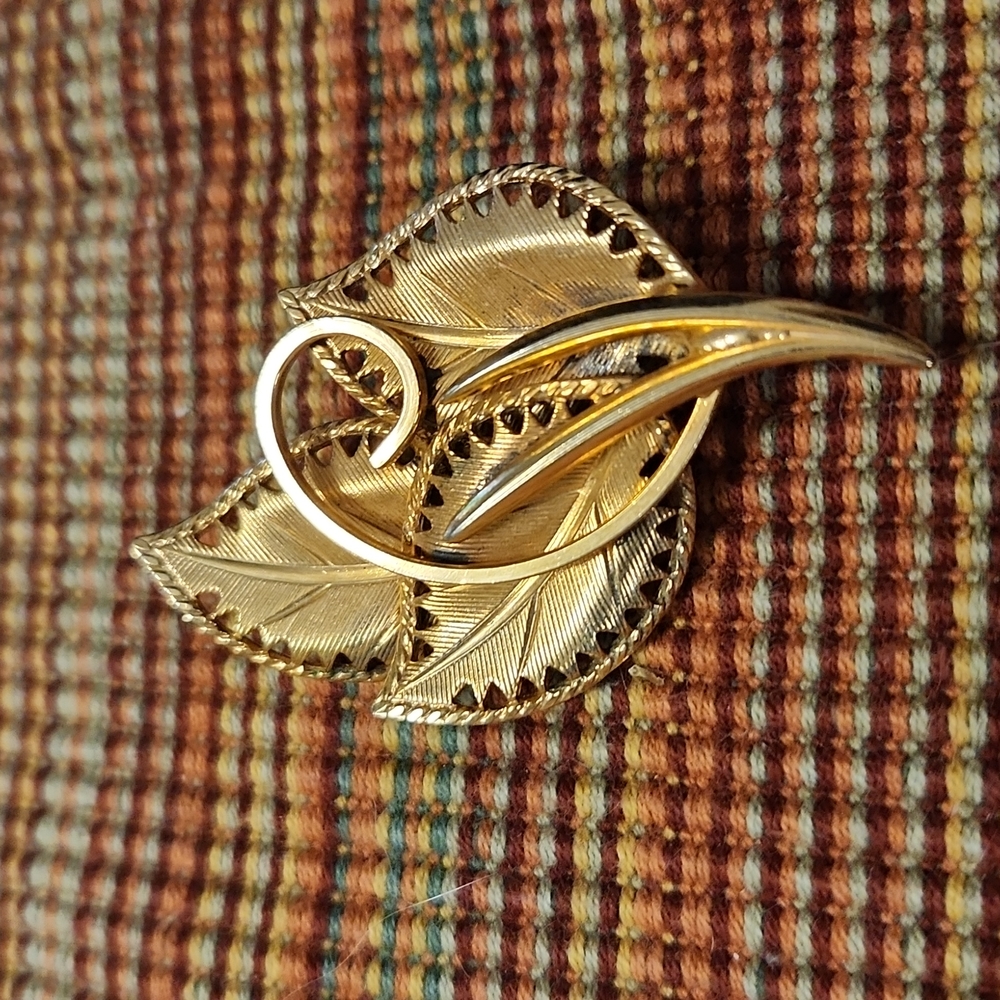 Vitage Goldtone Leaf Brooch